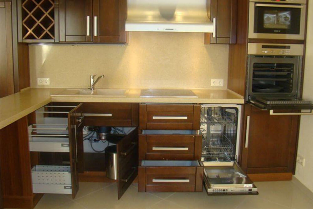 Кухня со встроенной техникой угловая для маленькой кухни фото
