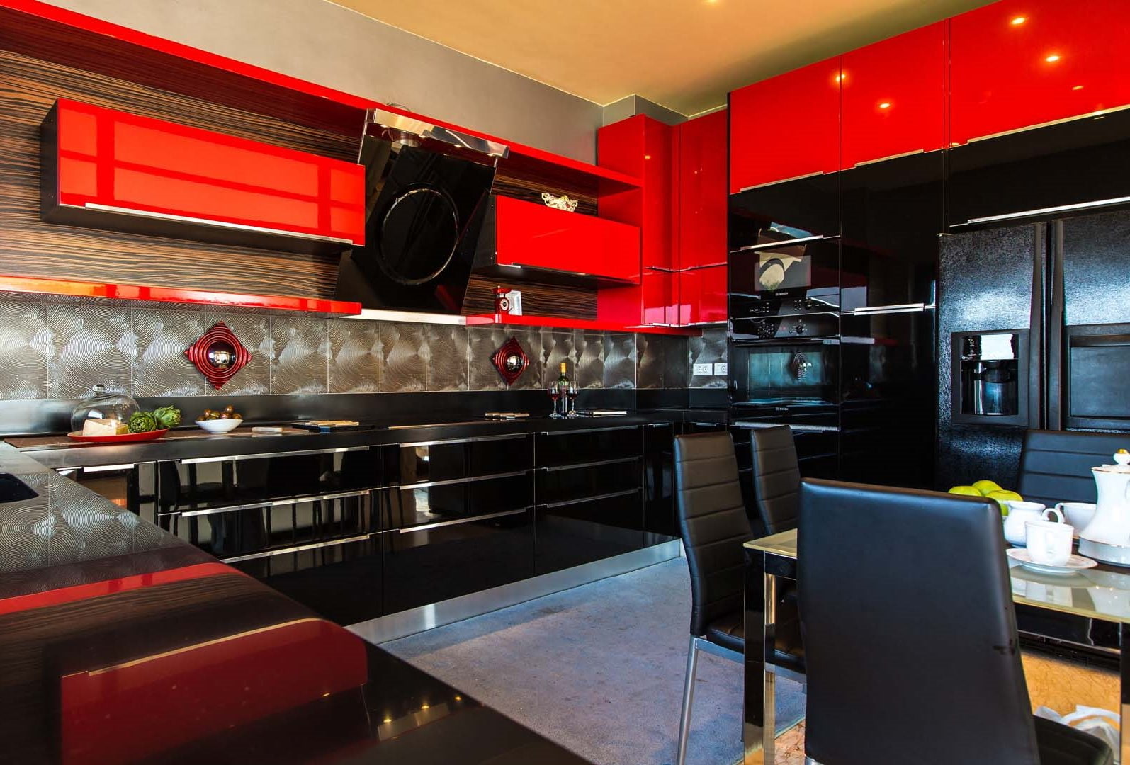 Угловые кухни в черно красном цвете